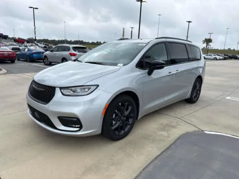 Another view of 2026 Chrysler Pacifica Limited for sale in Gulfport, MS at Champion Chrysler Dodge Jeep Ram
