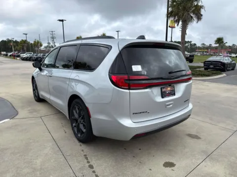 More photos of 2026 Chrysler Pacifica Limited at Champion Chrysler Dodge Jeep Ram, MS