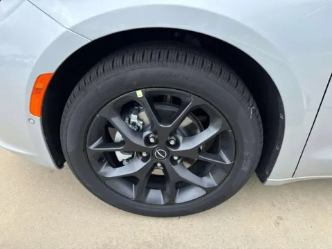 More photos of 2026 Chrysler Pacifica Limited at Champion Chrysler Dodge Jeep Ram, MS