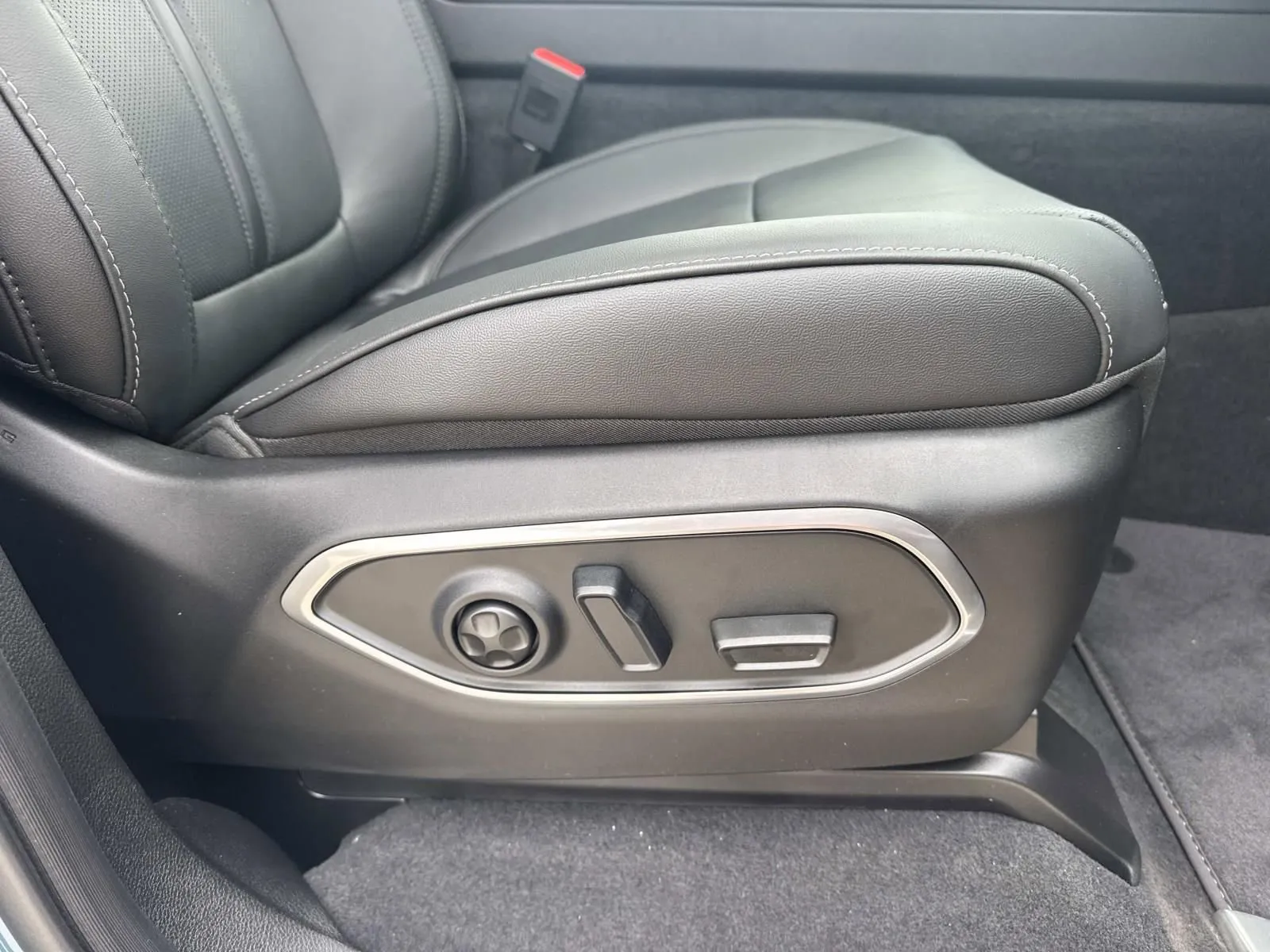 2026 Jeep Grand Wagoneer Upland - Photo 14