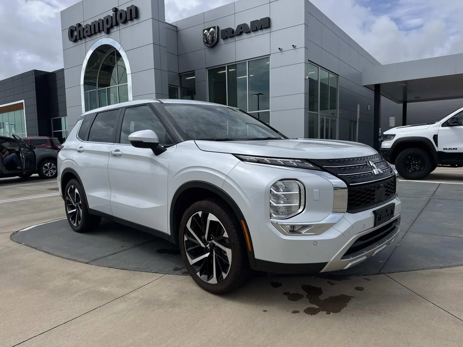 White 2023 Mitsubishi Outlander SE for sale in Gulfport, MS