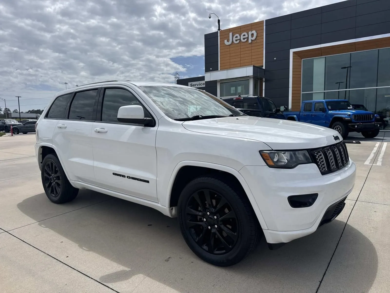 White 2017 Jeep Grand Cherokee Altitude for sale in Gulfport, MS