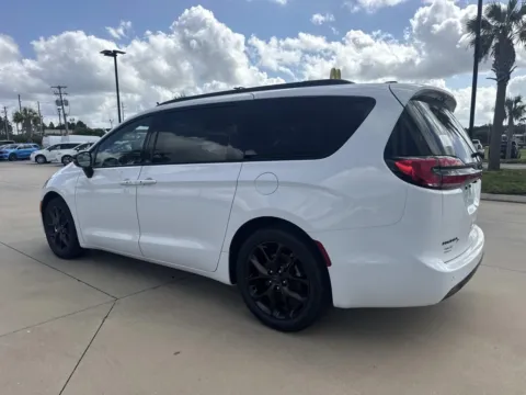 More photos of 2027 Chrysler Pacifica Limited at Champion Chrysler Dodge Jeep Ram, MS