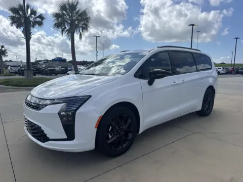Another view of 2027 Chrysler Pacifica Limited for sale in Gulfport, MS at Champion Chrysler Dodge Jeep Ram