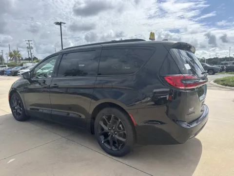 More photos of 2027 Chrysler Pacifica Limited at Champion Chrysler Dodge Jeep Ram, MS