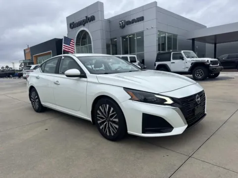 White 2023 Nissan Altima 2.5 SV for sale in Gulfport, MS