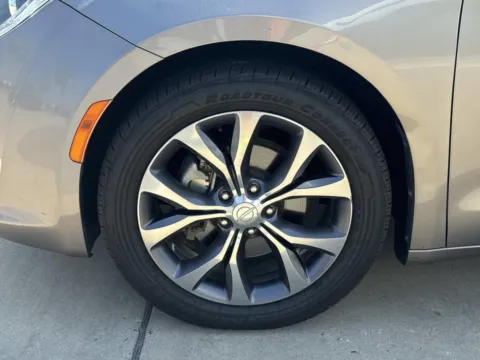 More photos of 2017 Chrysler Pacifica Limited at Champion Chrysler Dodge Jeep Ram, MS