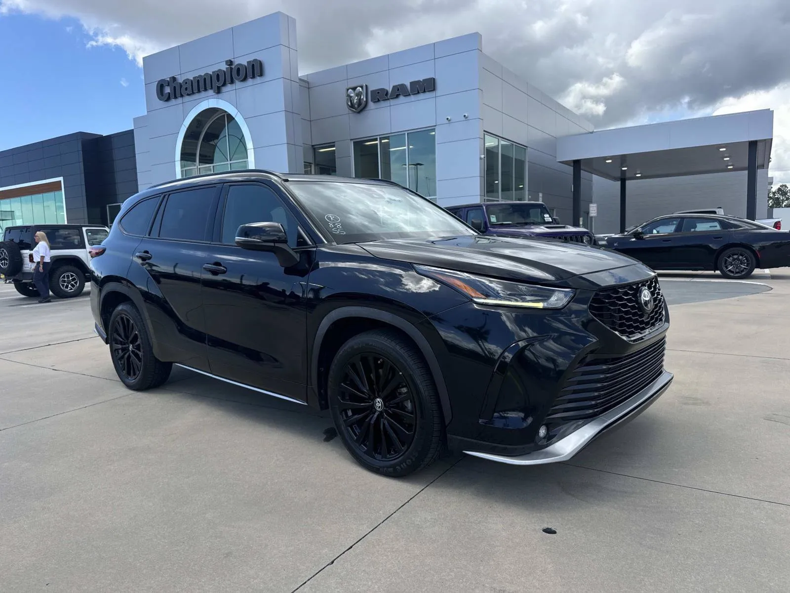 Black 2023 Toyota Highlander XSE for sale in Gulfport, MS