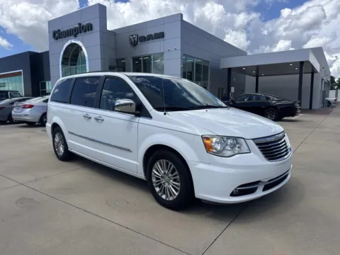 White 2016 Chrysler Town & Country Touring-L for sale in Gulfport, MS
