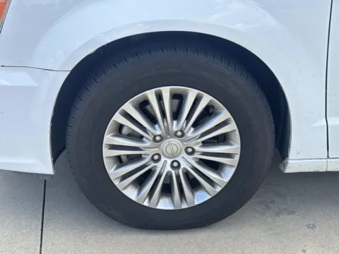 More photos of 2016 Chrysler Town & Country Touring-L at Champion Chrysler Dodge Jeep Ram, MS