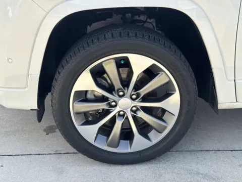 More photos of 2019 Jeep Cherokee Overland at Champion Chrysler Dodge Jeep Ram, MS