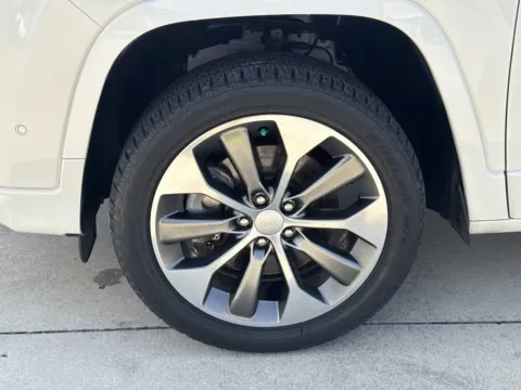 More photos of 2019 Jeep Cherokee Overland at Champion Chrysler Dodge Jeep Ram, MS
