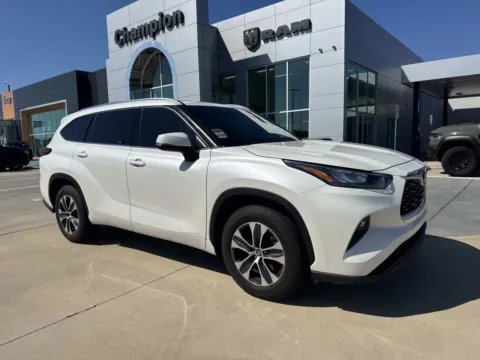 White 2020 Toyota Highlander XLE for sale in Gulfport, MS