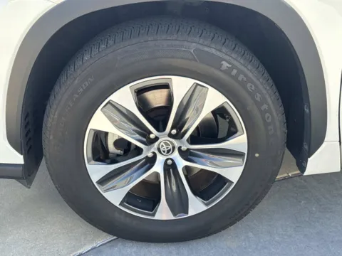 More photos of 2020 Toyota Highlander XLE at Champion Chrysler Dodge Jeep Ram, MS