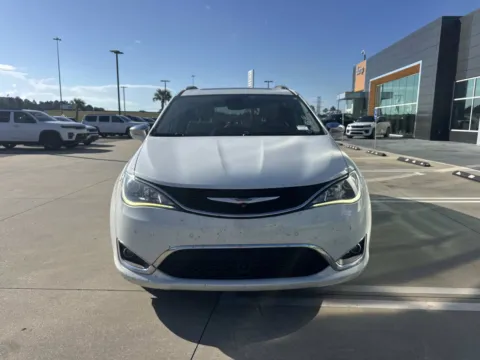 Photos of 2017 Chrysler Pacifica Limited for sale in Gulfport, MS at Champion Chrysler Dodge Jeep Ram