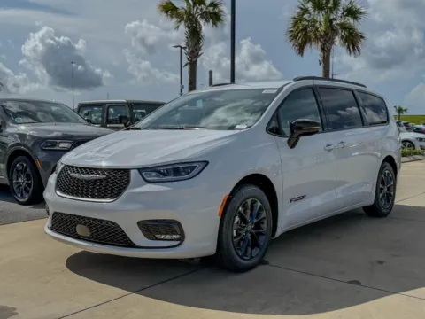 Photos of 2025 Chrysler Pacifica Select for sale in Gulfport, MS at Champion Chrysler Dodge Jeep Ram