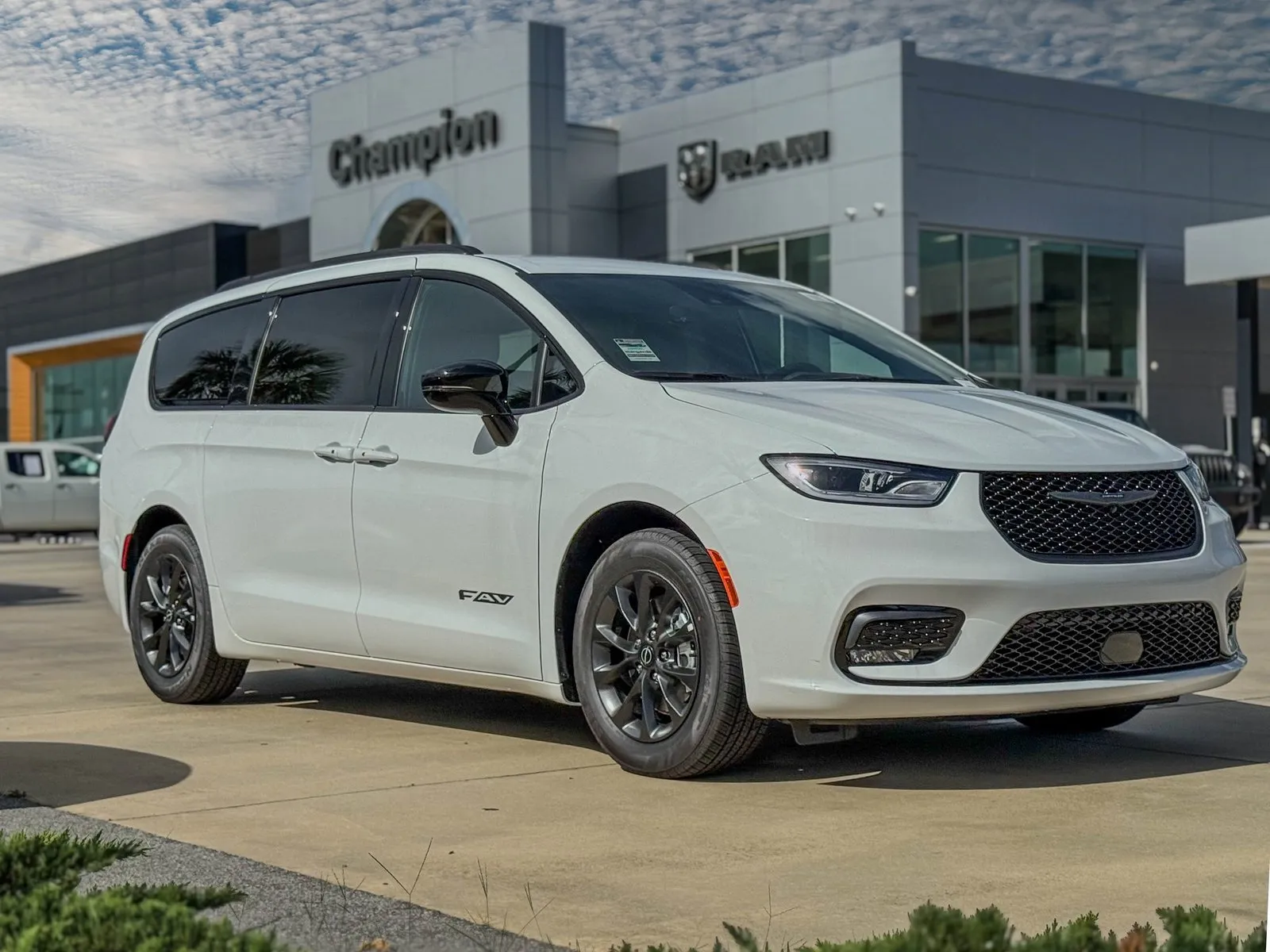 White 2025 Chrysler Pacifica Select for sale in Gulfport, MS