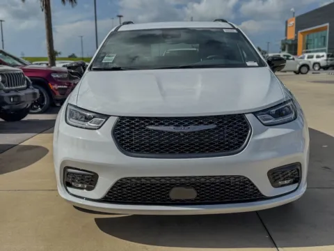 Another view of 2025 Chrysler Pacifica Select for sale in Gulfport, MS at Champion Chrysler Dodge Jeep Ram