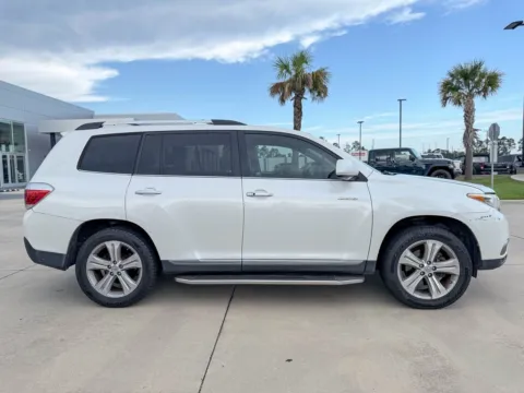 More photos of 2013 Toyota Highlander Limited at Champion Chrysler Dodge Jeep Ram, MS