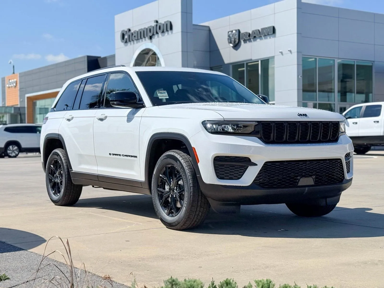 White 2025 Jeep Grand Cherokee Altitude X for sale in Gulfport, MS