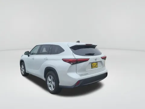 Another view of 2023 Toyota Highlander LE for sale in Moses Lake, WA at Toyota of Moses Lake