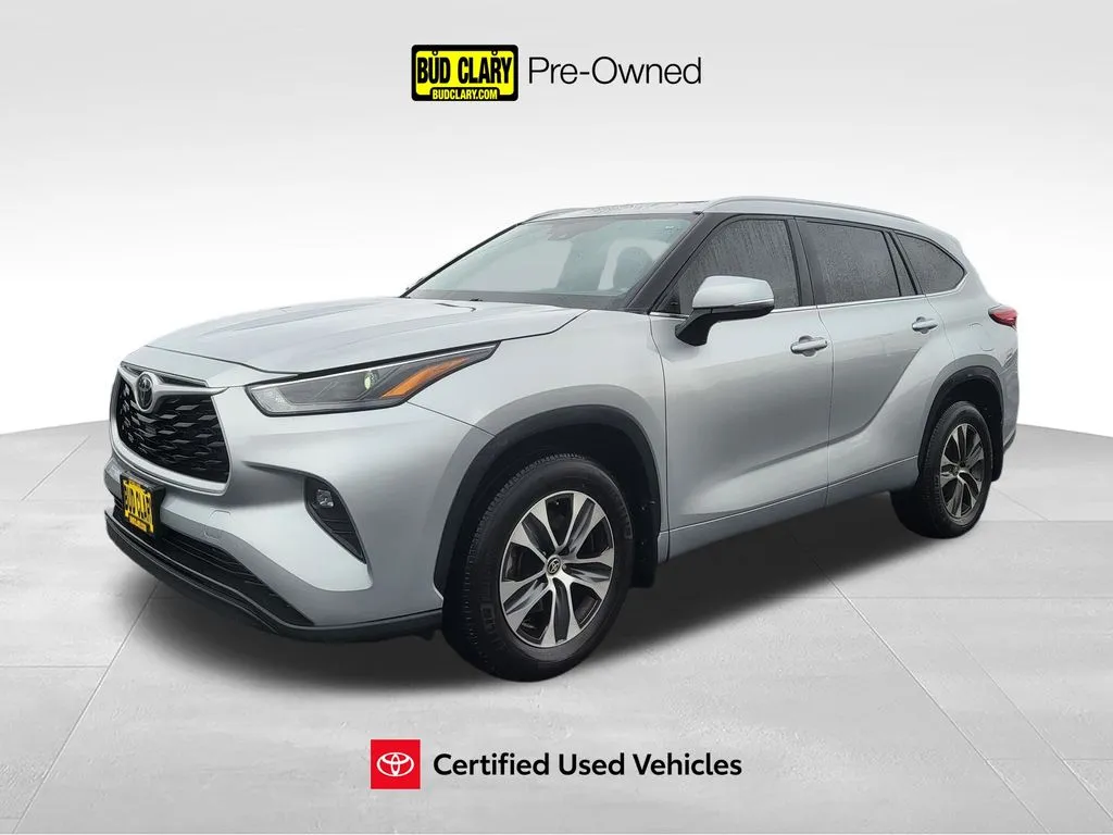 Silver 2023 Toyota Highlander XLE for sale in Moses Lake, WA