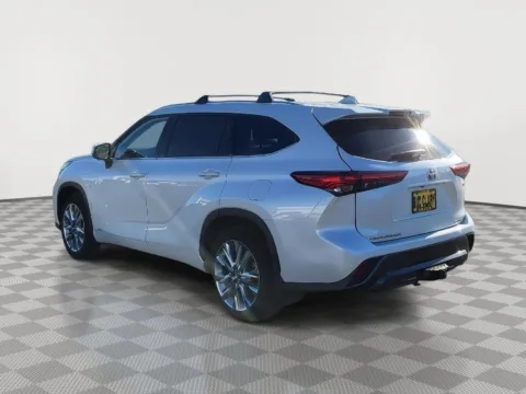 Another view of 2023 Toyota Highlander Hybrid Limited for sale in Moses Lake, WA at Toyota of Moses Lake