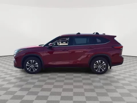 Photos of 2022 Toyota Highlander XLE for sale in Moses Lake, WA at Toyota of Moses Lake