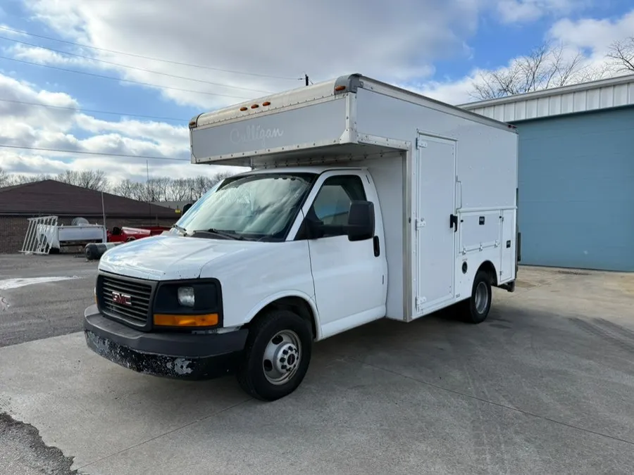 2016 GMC Savana Cutaway Work Van's photo
