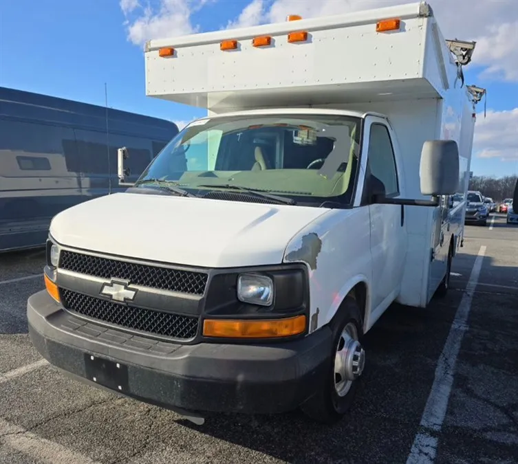 White 2009 Chevrolet Express Commercial Cutaway RWD 3500 177" WB Work Van for sale in Dayton, OH