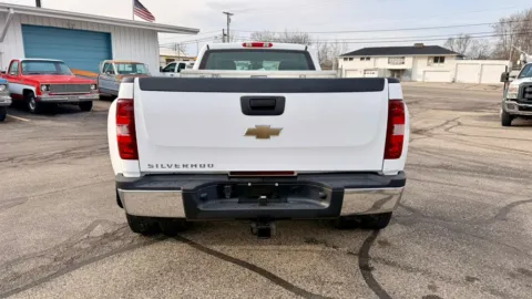 More photos of 2009 Chevrolet Silverado 3500HD 2WD Ext Cab 157.5" DRW Work Truck at Dayton Work Trucks, OH