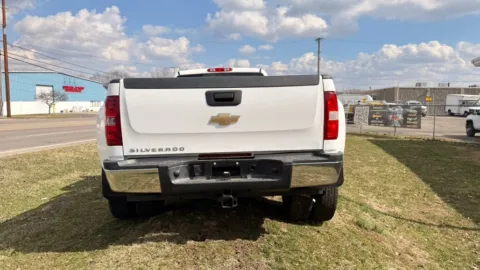 More photos of 2009 Chevrolet Silverado 3500HD 2WD Ext Cab 157.5" DRW Work Truck at Dayton Work Trucks, OH