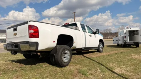 More photos of 2009 Chevrolet Silverado 3500HD 2WD Ext Cab 157.5" DRW Work Truck at Dayton Work Trucks, OH