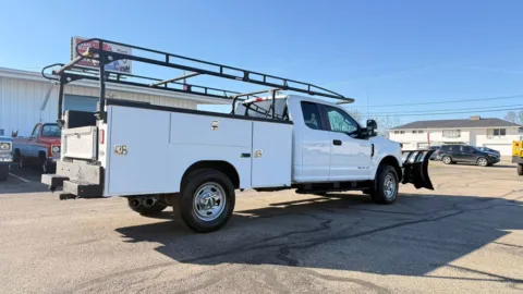 More photos of 2017 Ford Super Duty F-350 SRW XL 4WD SuperCab 168" WB 60" CA at Dayton Work Trucks, OH