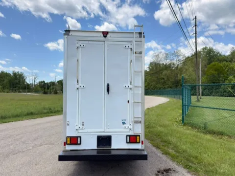 More photos of 2017 GMC Savana Commercial Cutaway 3500 Van 139" at Dayton Work Trucks, OH