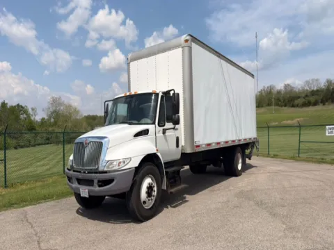 White 2011 International 24 Box Truck Durastar Dock Height for sale in Dayton, OH