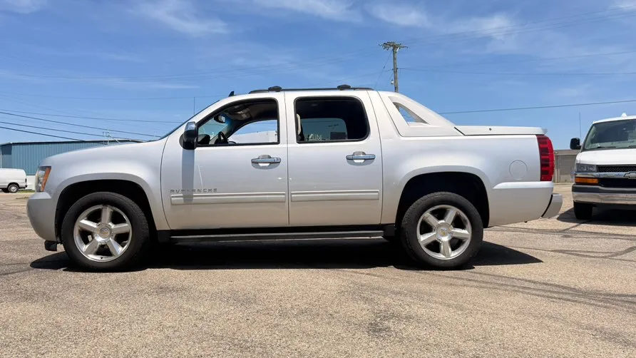 2011 Chevrolet Avalanche 2WD Avalanche LS's photo