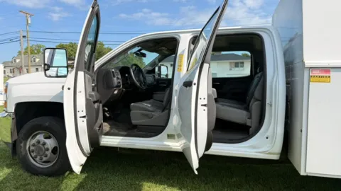 More photos of 2018 Chevrolet Silverado 3500 HD 4WD Crew Cab 171.5" WB, 59.06" CA WT at Dayton Work Trucks, OH