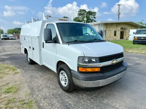 White 2017 Chevrolet Express Commercial Cutaway 3500 Van 139" for sale in Dayton, OH