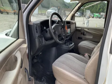 More photos of 2006 Chevrolet Express Commercial Cutaway 139" WB C7L DRW at Dayton Work Trucks, OH