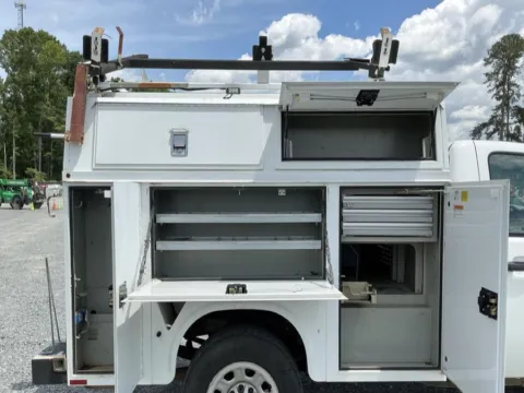 More photos of 2011 Ford Super Duty F-250 SRW 2WD Reg Cab 137" XL at Dayton Work Trucks, OH