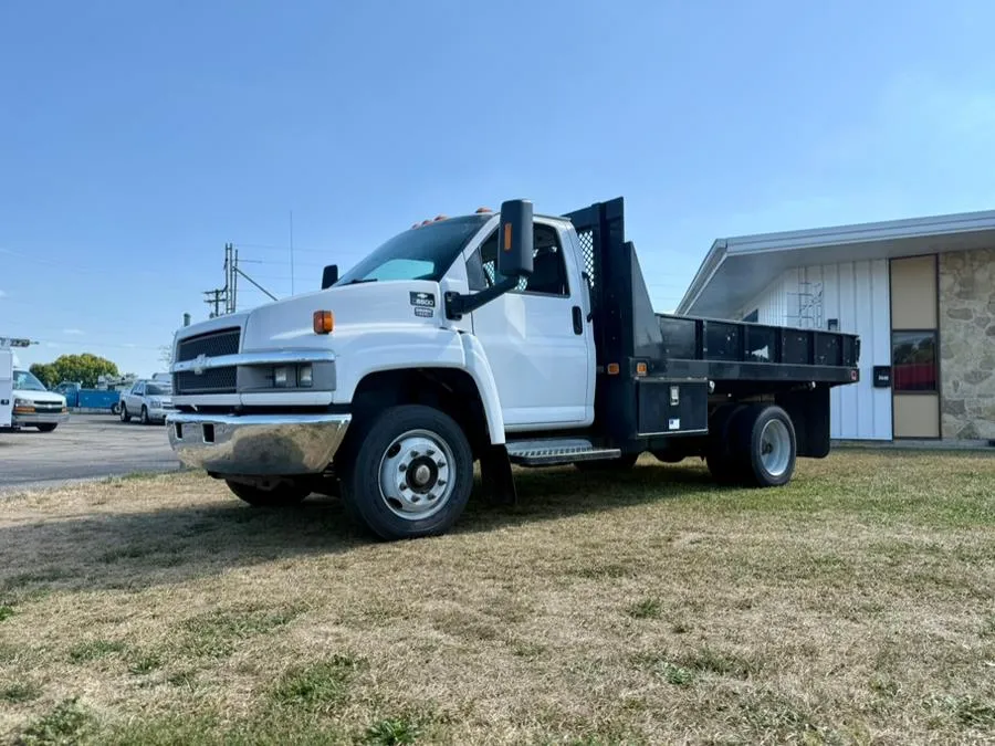 White 2005 Chevrolet CC5500 Kodak/Topkick flatbed for sale in Dayton, OH