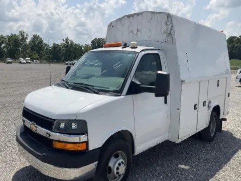 White 2017 Chevrolet Express Commercial Cutaway 3500 Van 139" for sale in Dayton, OH