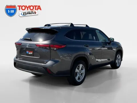 More photos of 2021 Toyota Highlander LE at I-10 Toyota, CA