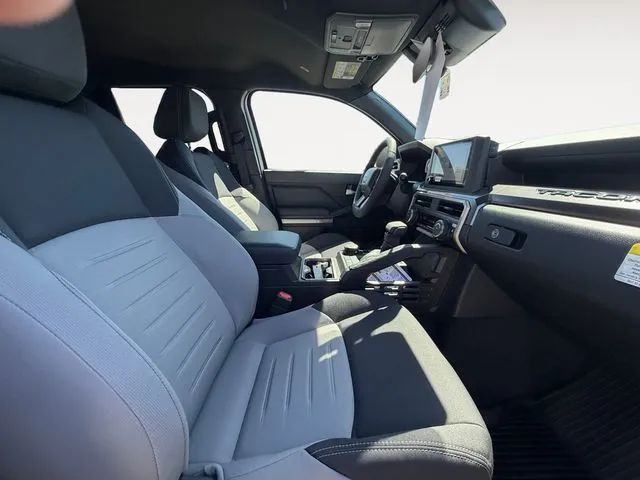 Toyota Tacoma photo 13