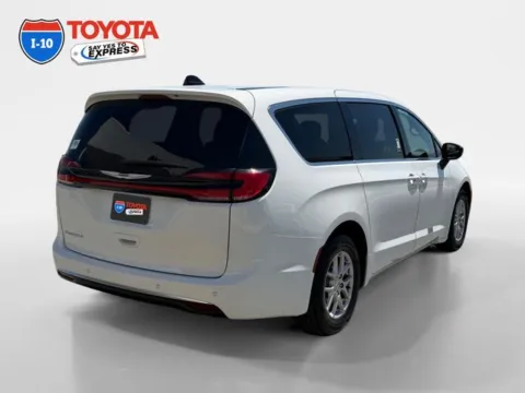 More photos of 2025 Chrysler Pacifica Select at I-10 Toyota, CA