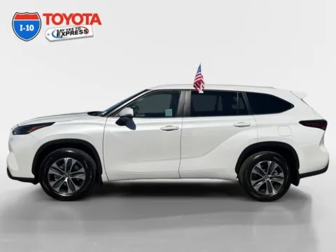 Photos of 2026 Toyota Highlander XLE for sale in Indio, CA at I-10 Toyota