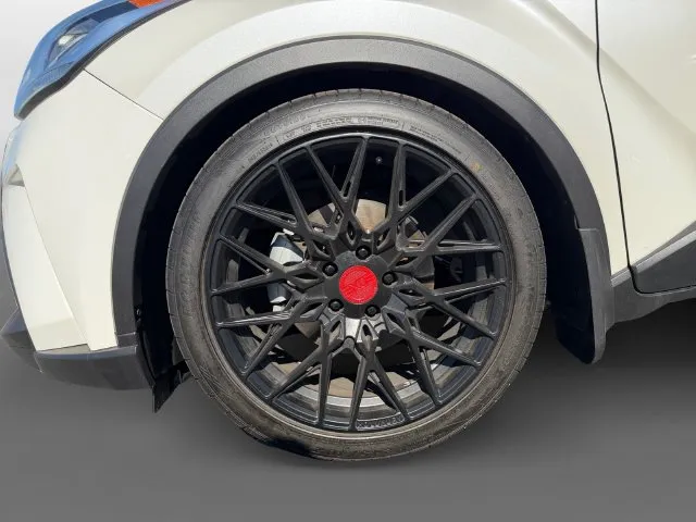 Toyota C-HR photo 12