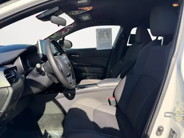 Toyota C-HR photo 9