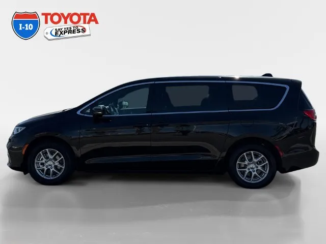 Chrysler Pacifica photo 2